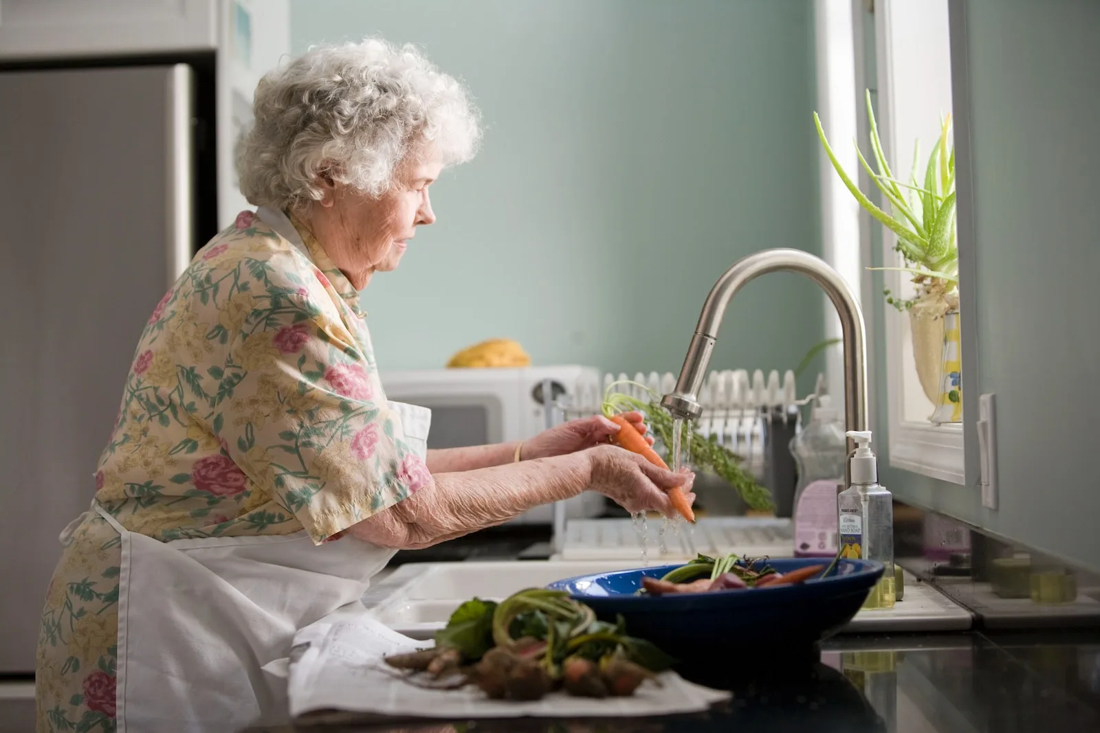 Elderly: 3 Key Benefits of Owning an Air Purifier